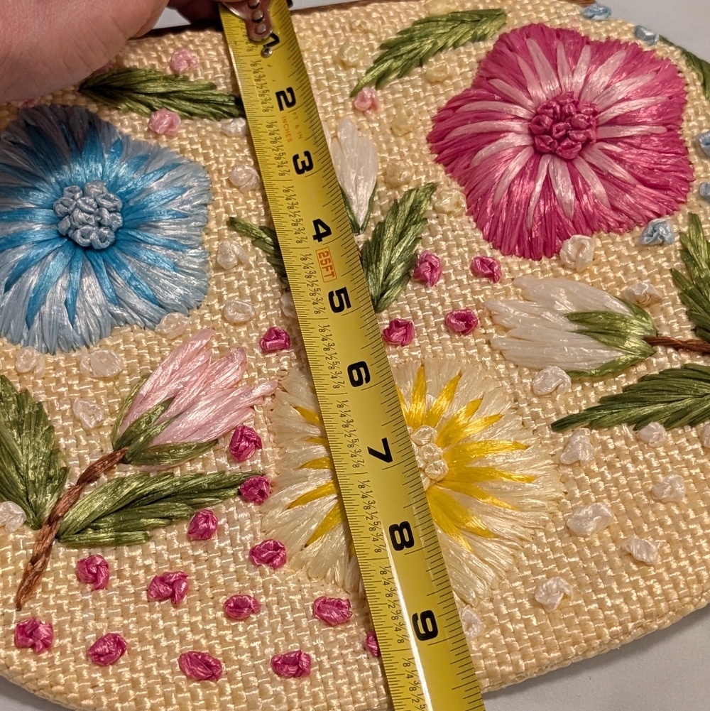 Vintage 1960s Hawaiian Raffia Floral Handbag — Wooden Handle — Hand-Embroidered - Picture 12 of 14